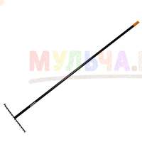 Для уборки и рыхления грунта пригодятся грабли традиционной конструкции