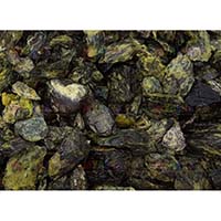 Украсить дачный участок или сад поможет каменная крошка змеевика