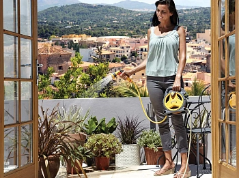 Hozelock 2425 Катушка Мини Pico Reel со шлангом и комплектом фитингов (7,5 мм*10 м шланг, 3 коннектора, пистолет-распылитель), шт