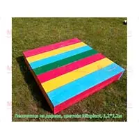 Яркая раскрашенная песочница из натурального дерева для детской площадки или дачи