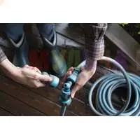 Удобная работа с поливочным шлангом за счет быстросъемных коннекторов Plantic light