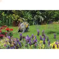 Удобный комплект для полива - шланг на катушке со всеми коннекторами для подключения